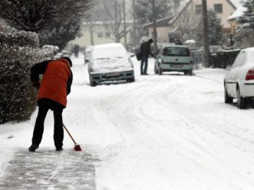 Räumpflicht :Schneeräumen schneeschaufeln schneefrei eisfrei Parkplatz
